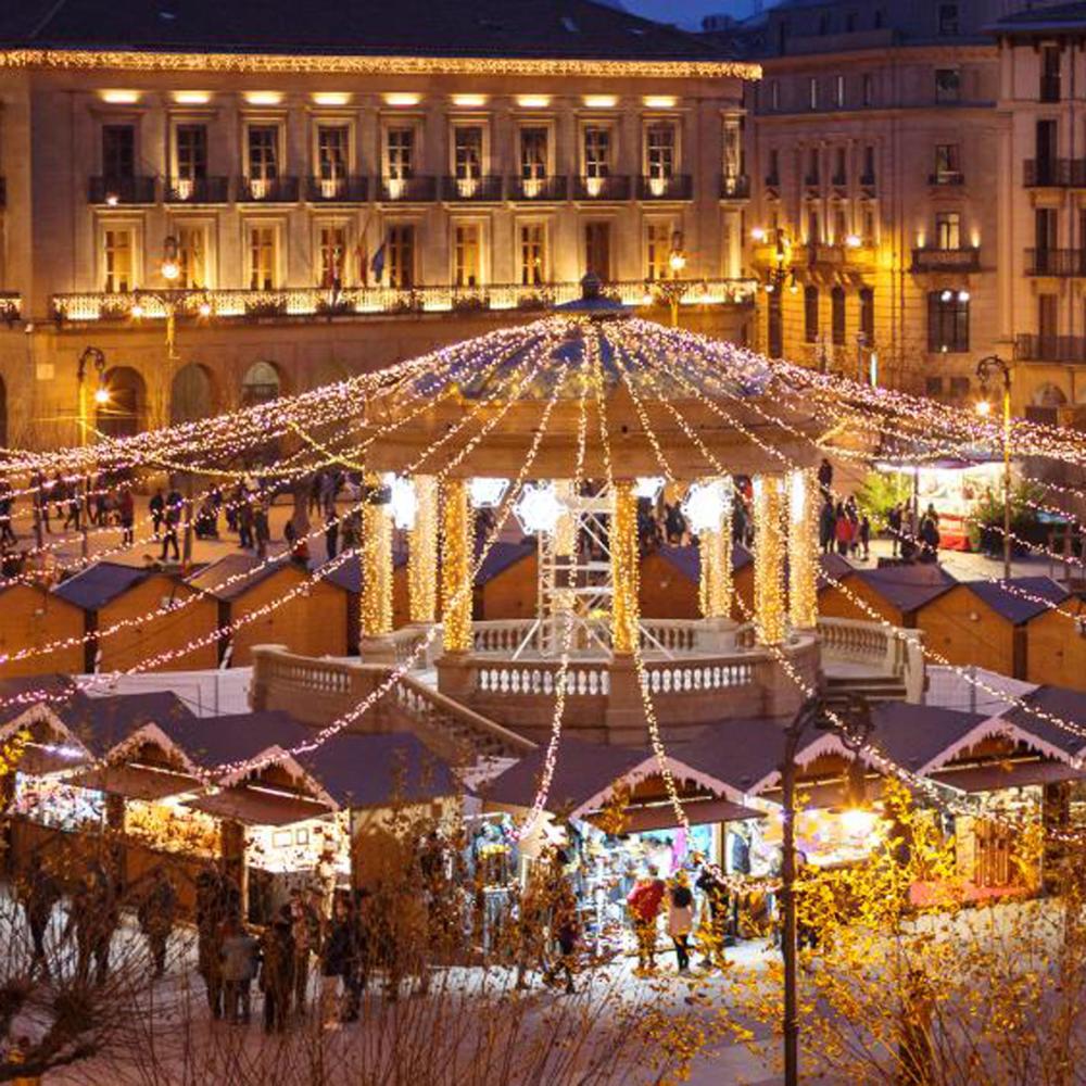 Quiosco de la plaza del Castillo con puestos de Navidad